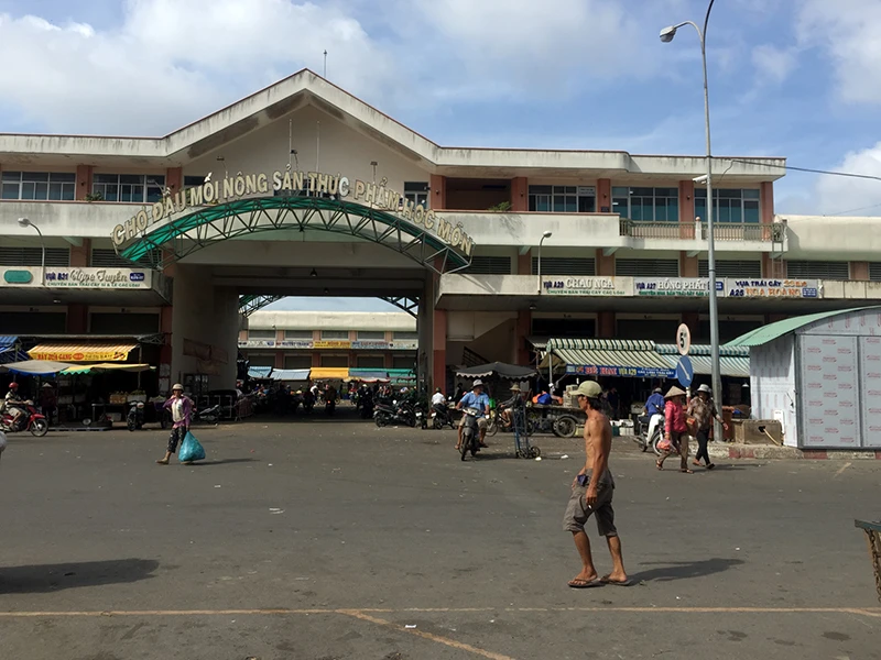 Người đàn ông được cho là làm nghề chăn nuôi gia súc, sáng sớm cùng ngày xuống chợ để nhặt rau